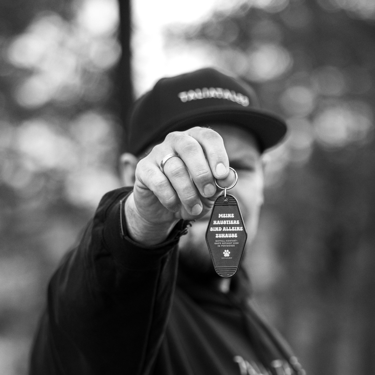 Schlüsselanhänger „Meine Haustiere sind alleine zuhause“ Black – inkl. Notfallkarte