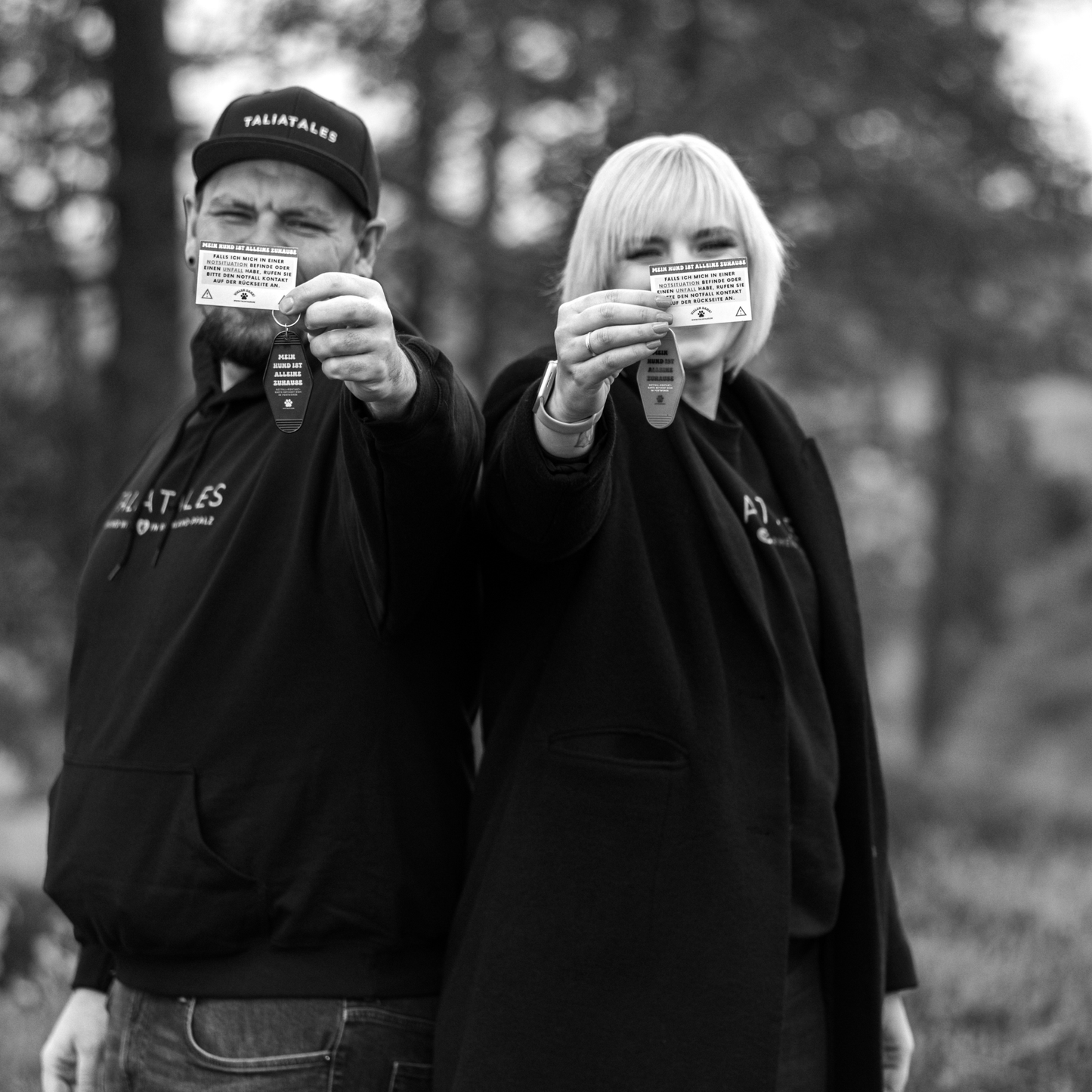 Schlüsselanhänger „Mein Hund ist alleine zuhause“ Black – inkl. Notfallkarte