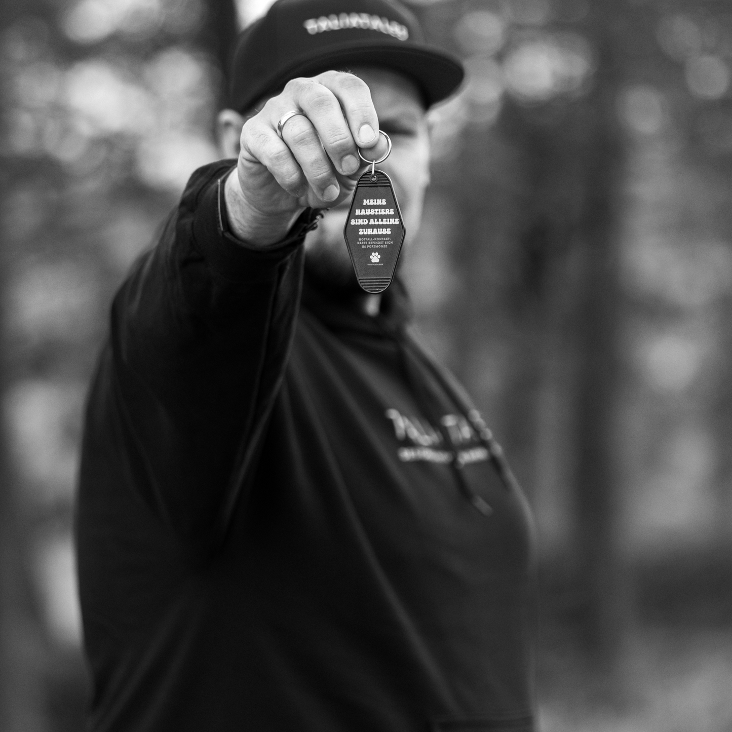 Schlüsselanhänger „Meine Haustiere sind alleine zuhause“ Black – inkl. Notfallkarte