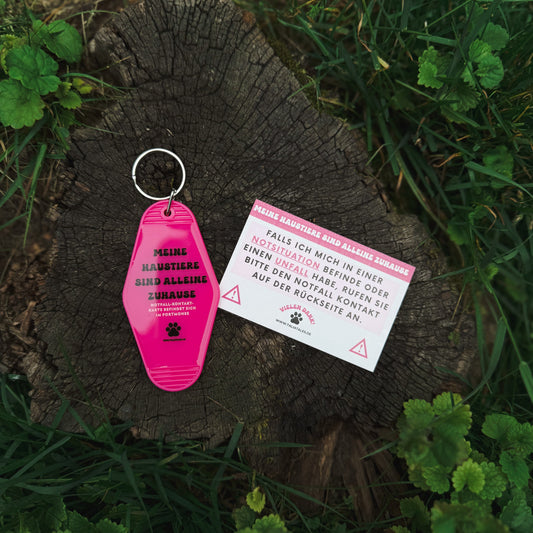Schlüsselanhänger „Meine Haustiere sind alleine zuhause“ Pink – inkl. Notfallkarte