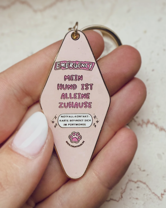 Schlüsselanhänger „Mein Hund ist alleine zuhause“ Rosa – inkl. Notfallkarte