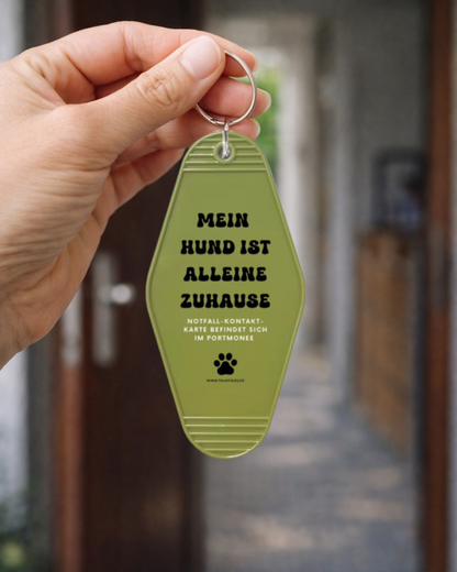 Schlüsselanhänger „Mein Hund ist alleine zuhause“ Olivgrün – inkl. Notfallkarte