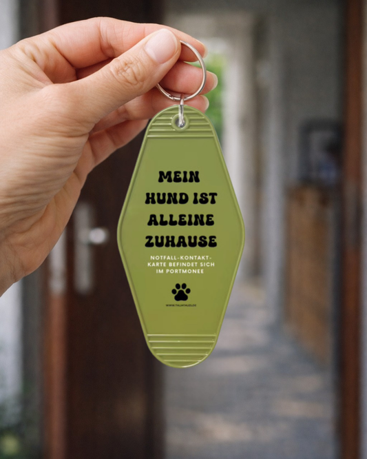 Schlüsselanhänger „Mein Hund ist alleine zuhause“ Olivgrün – inkl. Notfallkarte