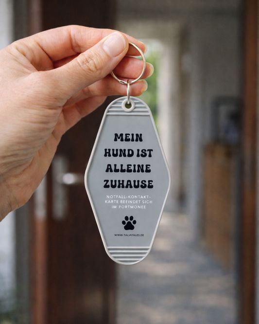 Schlüsselanhänger „Mein Hund ist alleine zuhause“ Grau – inkl. Notfallkarte